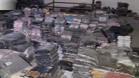 Razzia volt a józsefvárosi piacon, 35 ezer hamis terméket foglaltak le – videóval