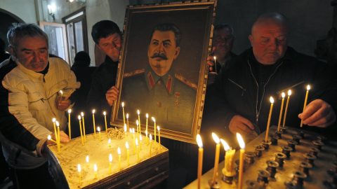 Egy Sztálint ábrázoló szentkép megrongálása miatt ítéltek börtönre egy nőt