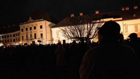 „A lemondás nem elég” – néhány százan tüntettek a Karmelita előtt