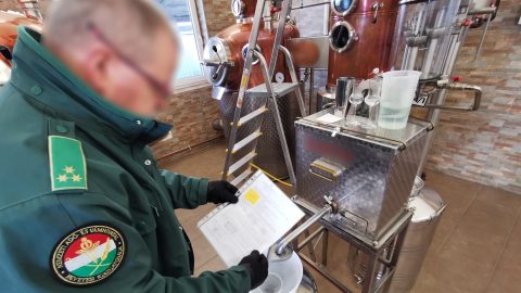 25 ezer liter pálinkát foglalt le egy családtól a NAV, a föld alatt tárolt szesz értéke 150 millió forint