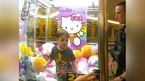 Rendőrök szabadították ki a játékautomatába szorult kisfiút – videó