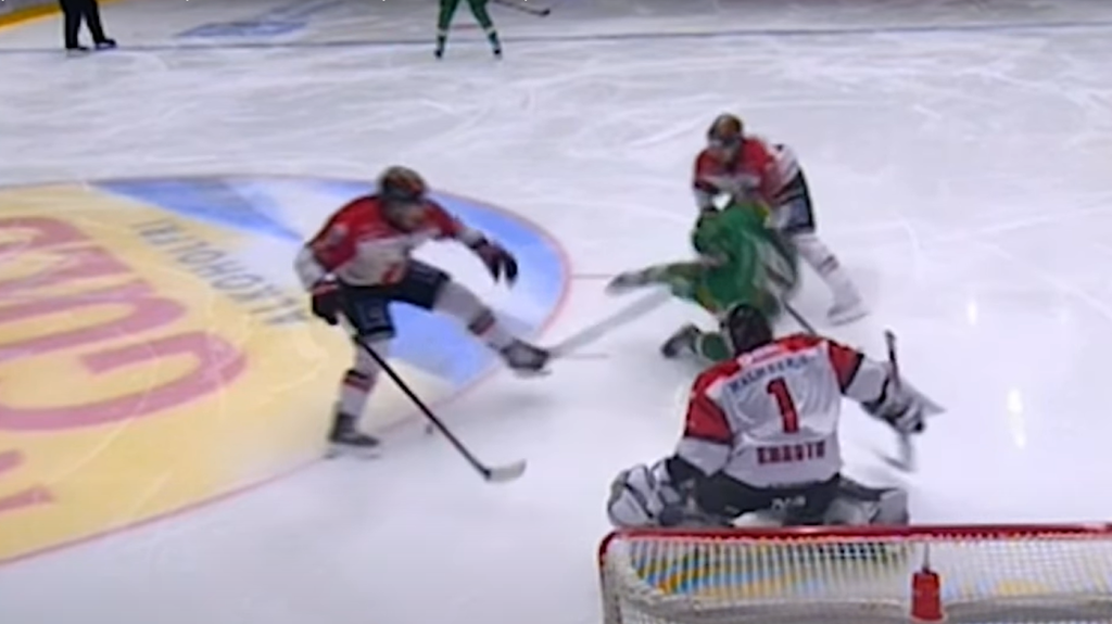 Nem érezte az ujjait a hokis, miután az ellenfél korcsolyája megvágta a karját