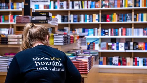Benedek Ágota felnőtteknek szóló könyve miatt is bírságot kapott a Libri