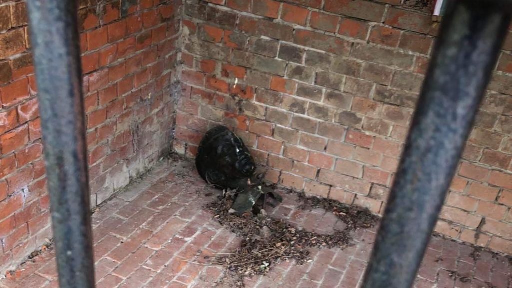 Brutálisan megcsonkították, majd ellopták Radnóti Miklós szobrát Pannonhalmán