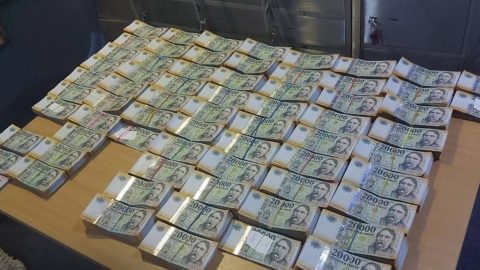 54 vádlottja van a minisztériumokon átívelő vesztegetési botránynak, mind a 12 hivatalos személyre letöltendőt kértek