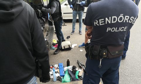 Bűnügyi felügyelet alatt is árulta a kokaint egy budapesti férfi a társaival