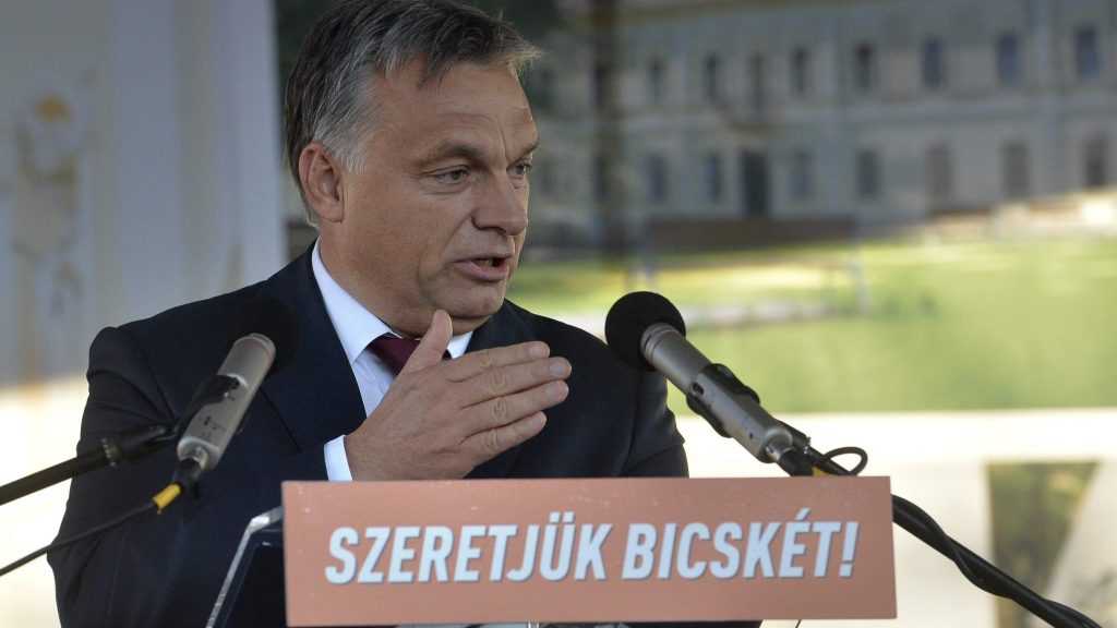 A Momentum közzétett egy videót, amelyen Orbán Viktor és a bicskei pedofil igazgató egy színpadon szerepelnek