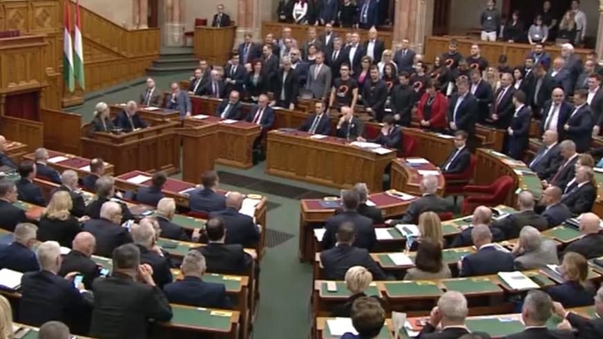 Videón, ahogy a kormánypárti képviselők nem állnak fel Alekszej Navalnij emlékére