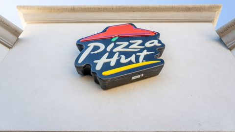 „Váratlan körülmetélés” – vicces elírásra hivatkozva zárt be egy kanadai Pizza Hut-étterem
