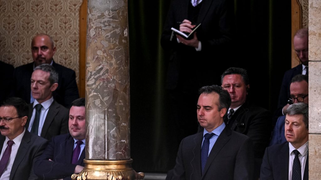 Diplomaták csapata érkezett a parlament rendkívüli ülésére