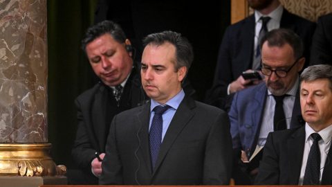 Diplomaták csapata érkezett a parlament rendkívüli ülésére