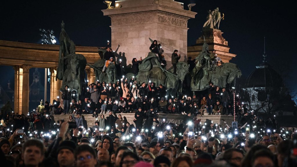 Ötvenezren tüntettek péntek este a Hősök terén – képgaléria