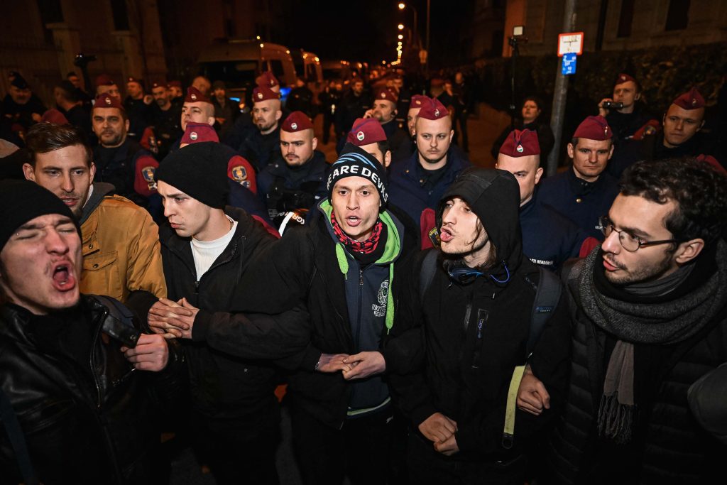 A tüntetők kis csoportja nekifeszült a rendőröknek