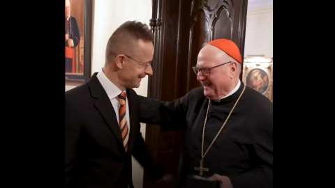 Szijjártó Pétert – szokás szerint – fogadta a pedofil papokat mentő bíboros