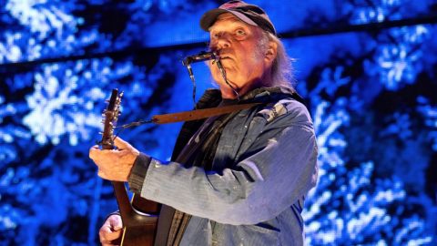 Neil Young visszatér a Spotify-ra, amit egy oltásellenes podcast miatt hagyott ott