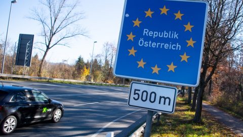 Tüntettek az egy éve lezárt osztrák-magyar határátkelőnél
