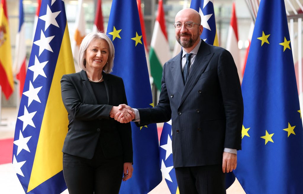 Bosznia-Hercegovinával is elindítja a csatlakozási tárgyalásokat az unió