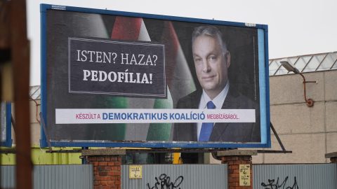 Molnár Csaba szerint a DK sokkolni akart a pedofilozós óriásplakátokkal, és ez sikerült is