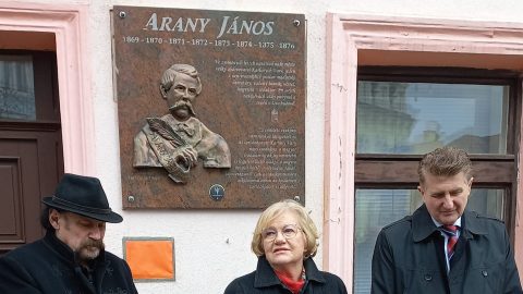 Szörnyű Arany János-emléktáblát avatott Karlovy Varyban Szili Katalin