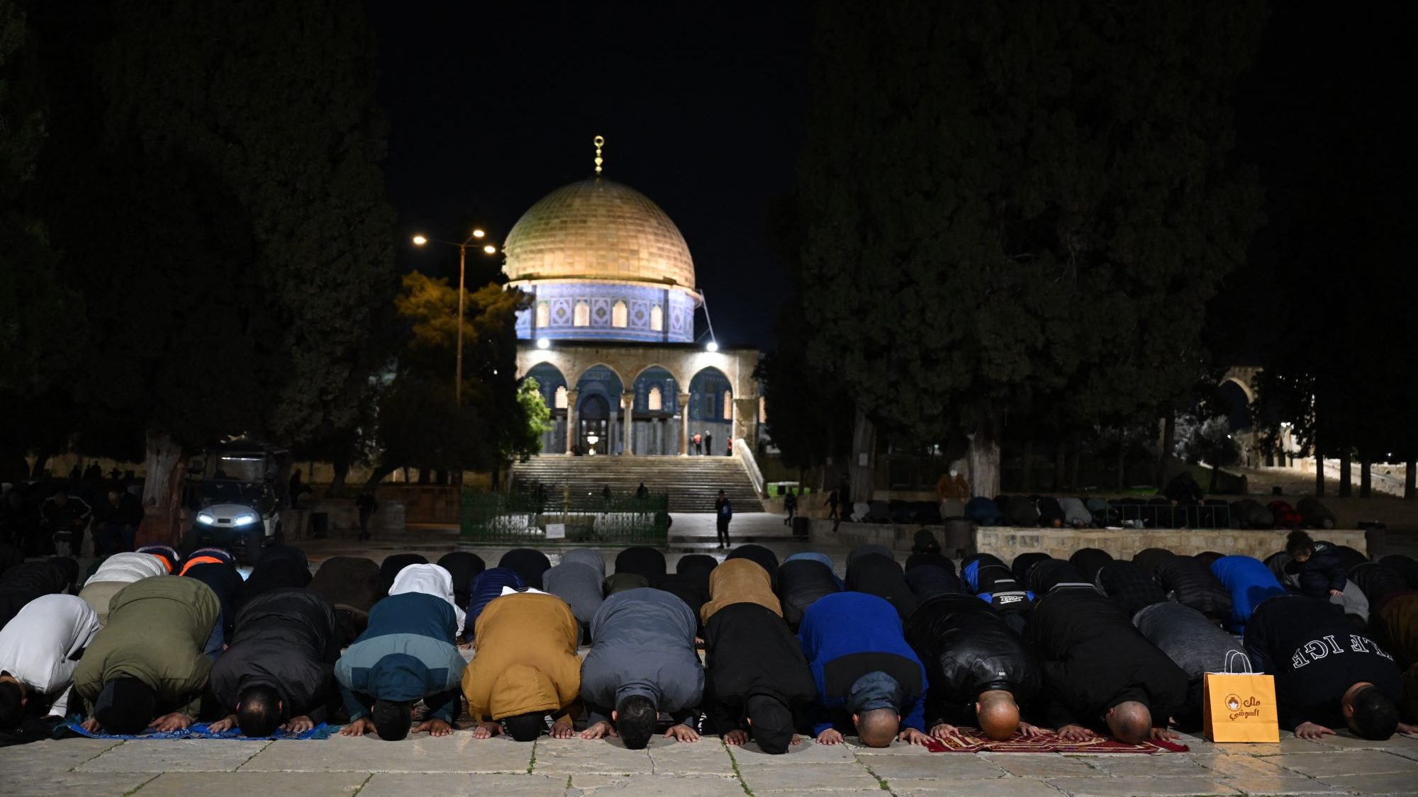 Összecsapások az al-Aksza mecsetnél, mert Izrael korlátozza az imádkozók bejutását