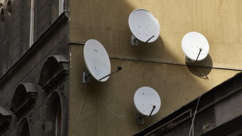Ellopták a tévéadásokat, majd pénzért streamelték tovább