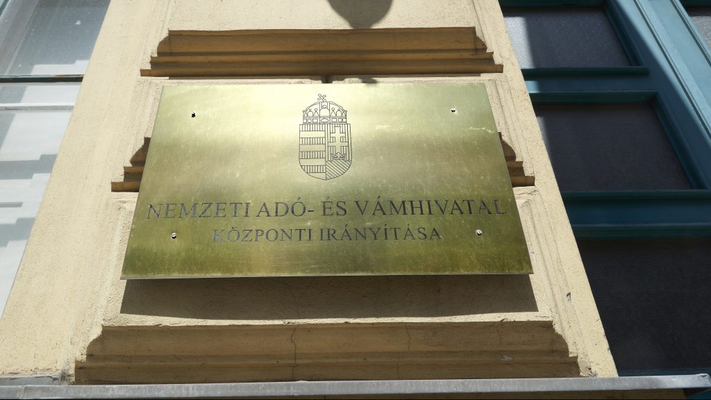 Gyanús lett a navosoknak, hogy túl sok férfi jár be a bababoltba
