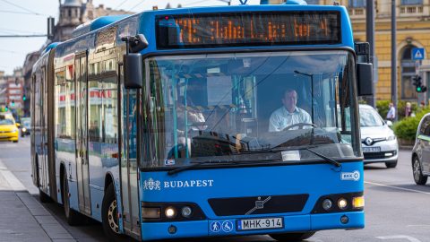 Eltévedt, majd beszorult egy csuklós busz a Havanna-lakótelepen