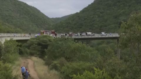 Negyvenöt ember meghalt, egyedül egy 8 éves kislány élte túl a dél-afrikai buszbalesetet