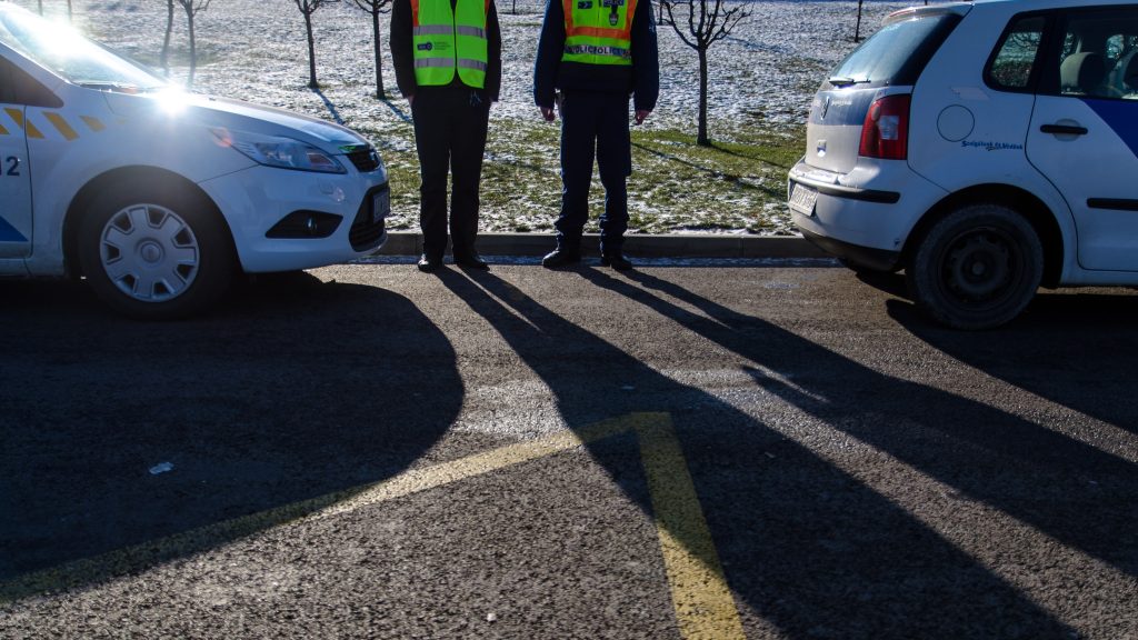 „Ne szondáztassatok meg. Ennyi elég lesz?” – kérdezte, majd nyújtotta a köteg húszezrest