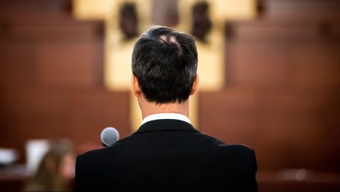 Nőnapon döntenek a lúgos orvos szabadulásáról