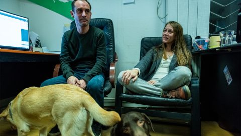 Rendkívüli taggyűlést hívott össze a Kétfarkú Kutya Párt estére, maradásra bírnák Kovács Gergelyéket