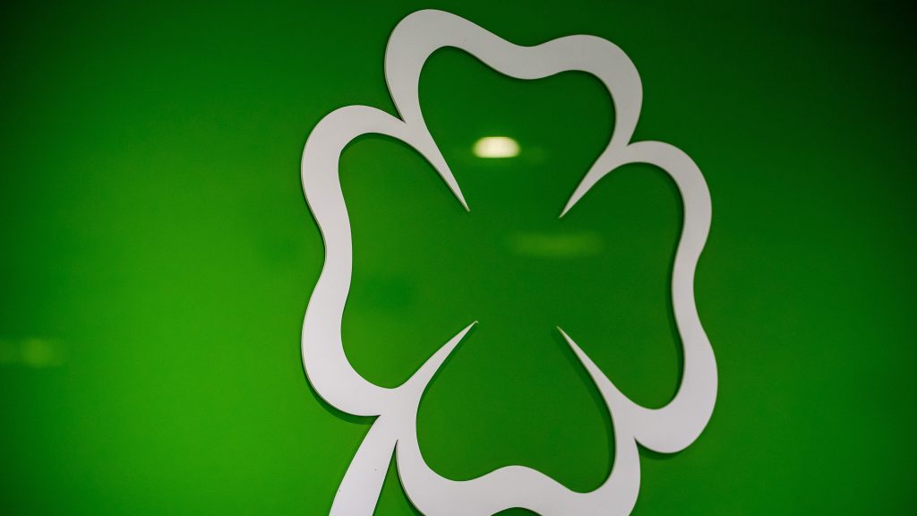 12 lottózóban fogadott nagy tétben telefonon két férfi azzal, hogy megbeszélték a főnökkel