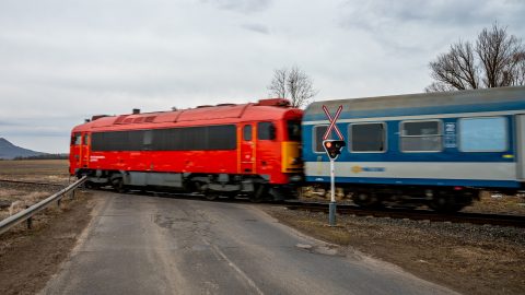 Vasúti átjáróban sodort el egy embert a vonat Hajdúszoboszló közelében