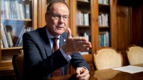 Átírja a névviselés szabályait a kormány