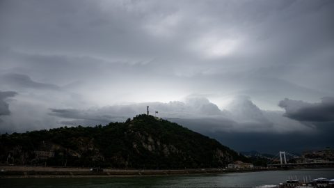 Szaharai por hullik az égből