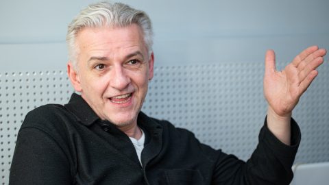„Nem jöttek meg az EU-s pénzek a Mennyországba” – Alföldi Róbert rögtönzött büfészünetet tartott az előadása közepén