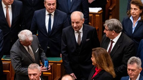 Kitüntetésekre kapott pluszpénzt az új államfő hivatala