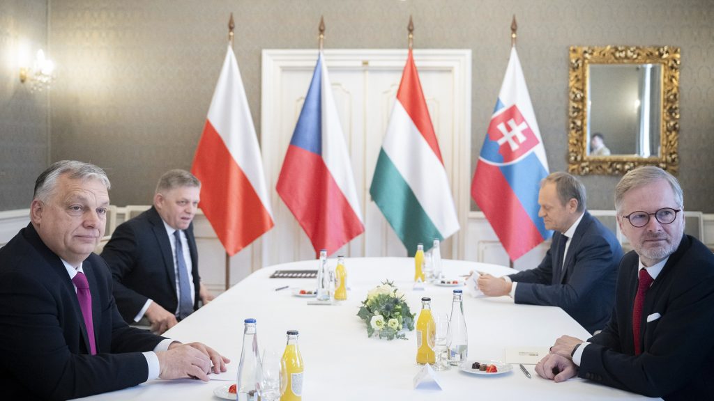 V4-ek válságban: a cseh elnök kezdheti azt a szerepet betölteni, amit Orbán mindig is szeretett volna