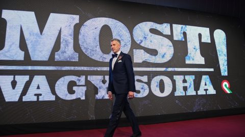 Bár több iskolában kötelező volt, a Klebelsberg Központ állítja, nem vezényelték a diákokat Rákay Petőfi-filmjére