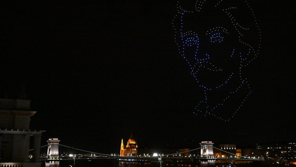 Ötszáz drón rajzolt az égre ’48-as motívumokat a Lánchíd felett