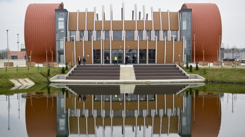 Átadták a milánói világkiállításról hazaszállított, majd Karcagon milliárdokat elnyelő Sámándobot