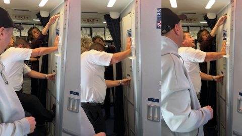 35 percre a repülő mosdójában rekedt, videón, ahogy a pilóta menti ki
