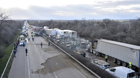 M1-es tömegbaleset: a vizsgálat még tart, de a biztosítók már kiutaltak több mint 140 milliót