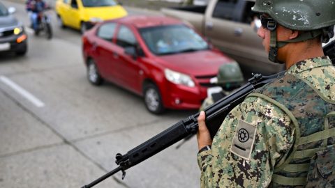 Katonát és civileket is öltek az Ecuadort rettegésben tartó fegyveres bandák