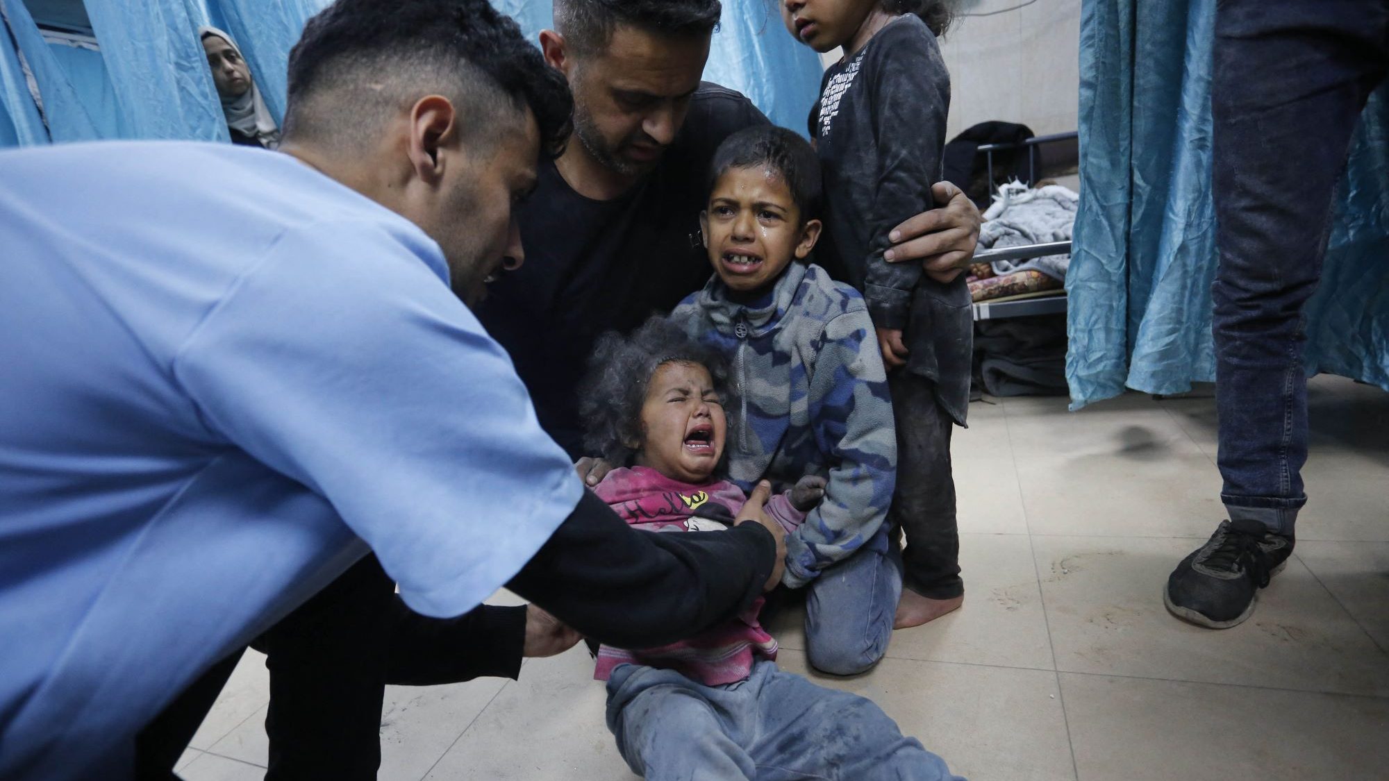 Egy család 12 tagja vesztette életét Gázában az éjjeli bombázásokban