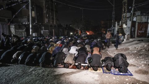Összecsapások az al-Aksza mecsetnél, mert Izrael korlátozza az imádkozók bejutását