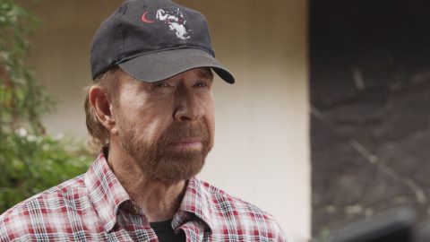 A 84 éves Chuck Norris szétpüfölt egy bokszzsákot, hogy megköszönje követőinek a születésnapi jókívánságokat