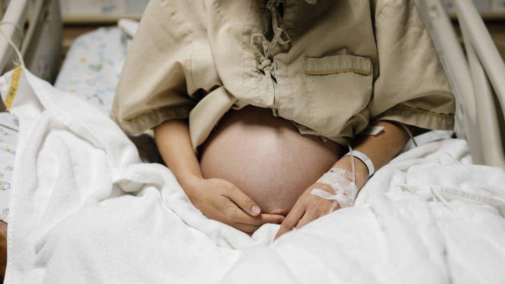 A húszéves nő azt hitte haldoklik, pedig 8 hónapos terhes volt