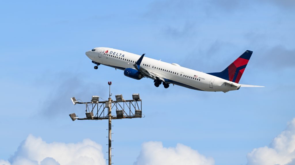 Felszökött a repülőgépre, majd a WC-ben bujkált egy utas a Delta Air Lines járatán