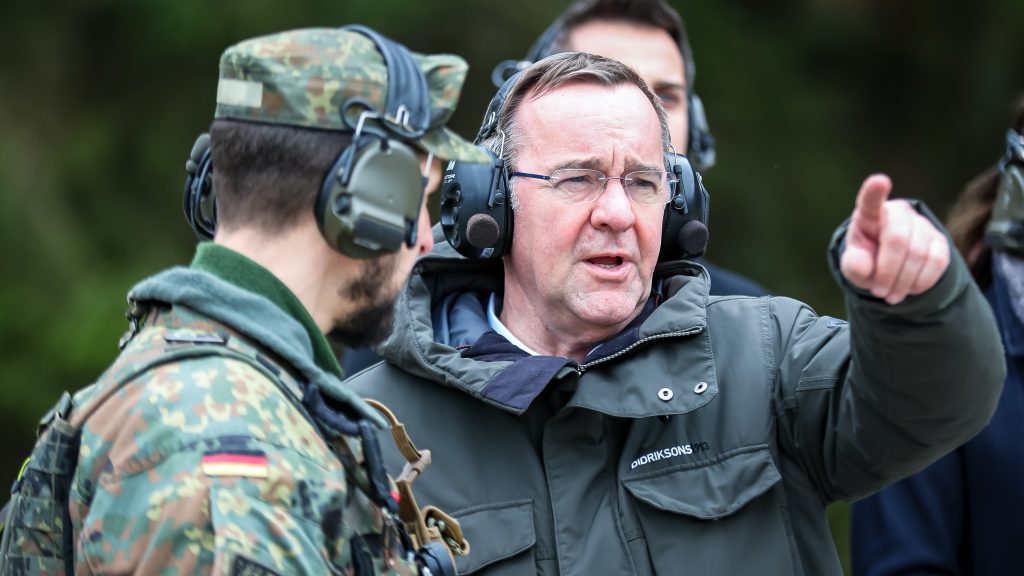 A német védelmi miniszter szerint a lehallgatott felvétel Putyin információs háborújának része